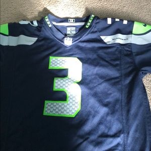 I am selling a Russile Wilson jearsy